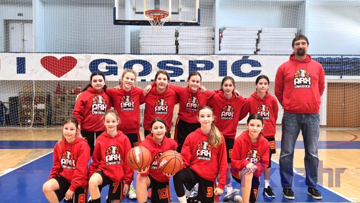Košarkašice "Arxa Crikvenica" (U13) s trenerom Krešimirom Kozlevčarem