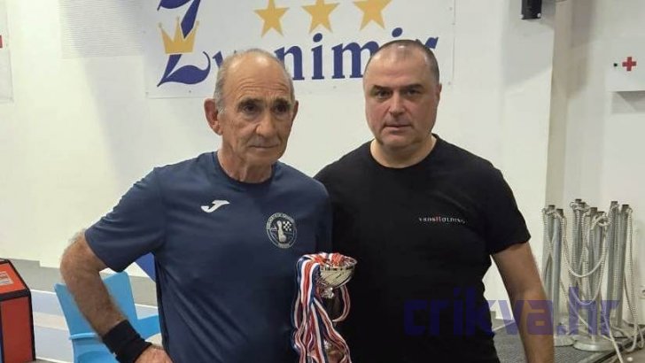 Kapiten Radislav Ružić prima Pokal i medalje za 3. mjesto