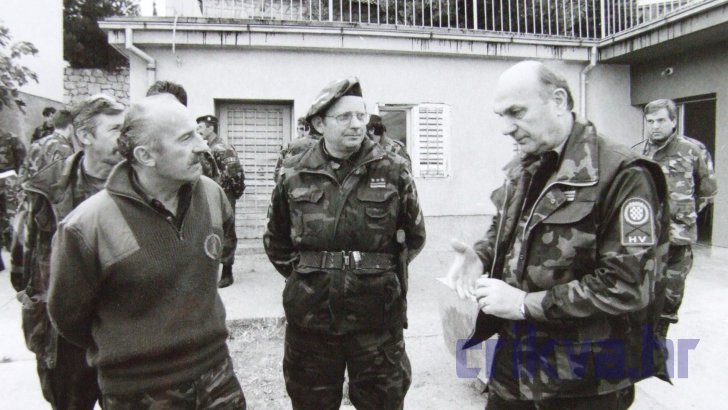 Cesarica, 19.5.1992. - Ivan Manestar (zapovjednik 155. brigade), Rudolf Brlečić (zapovjednik OG „Lika”) i Anton Tus (načelnik Glavnog stožera OS RH)
