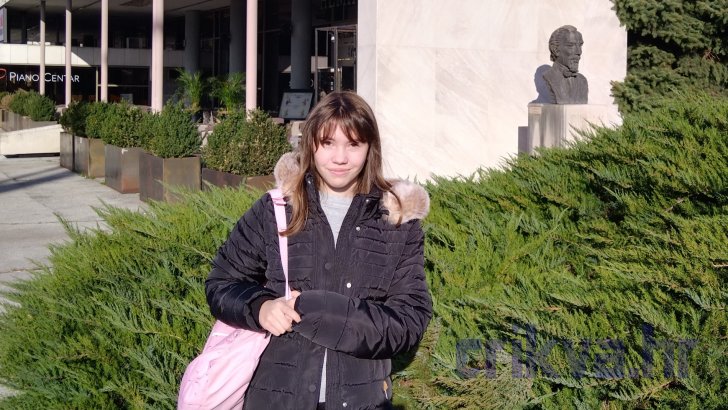 Lea Pijevac ispred Koncertne dvorane Vatroslav Lisinski