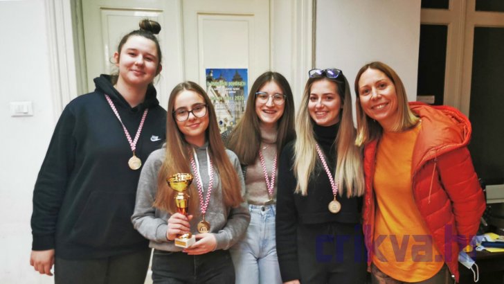 Amarie, Ana, Katarina i Noa s prof. ivom Suden - županijske prvakinje u Šahu 2021. godine