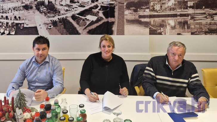 Sinisa Krunić i Ivona Matosic Gasparovic s potpisnikom ugovora