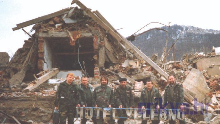 Baške Oštarije, veljača 1992.: Pripadnici 155. brigade ispred Hotela „Velebno“, koji je najprije uništen raketiranjem zrakoplova JNA, da bi ga poslije djelatnici „Industrogradnje“ srušili do temelja kako bi izgradili novi hotel.
