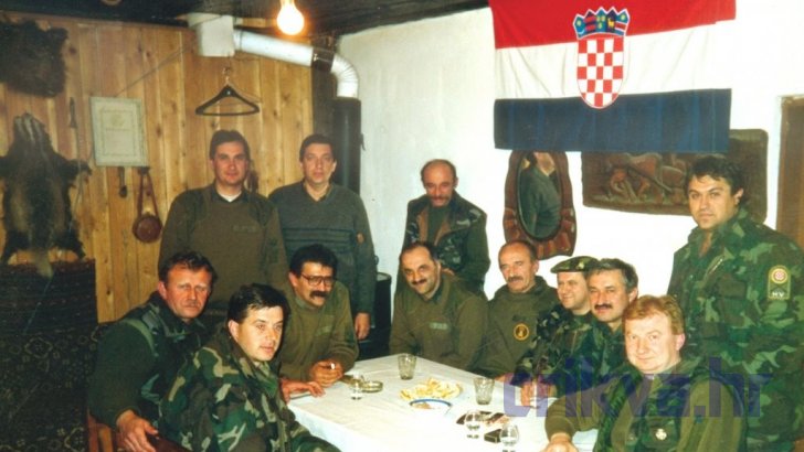 Baške Oštarije (Izdvojeno zapovjedno mjesto): Ivica Zoričić, Mladen Crnčić, Ivan Polić i Milivoj Vidmar (stoje), Dušan Citković, Branko Plukavec, Siniša Širić, Zvonko Vicić, Ivan Manestar, Anton Rački (zapovjednik OZ Rijeka), Marijan Katunar i Željko Marušić