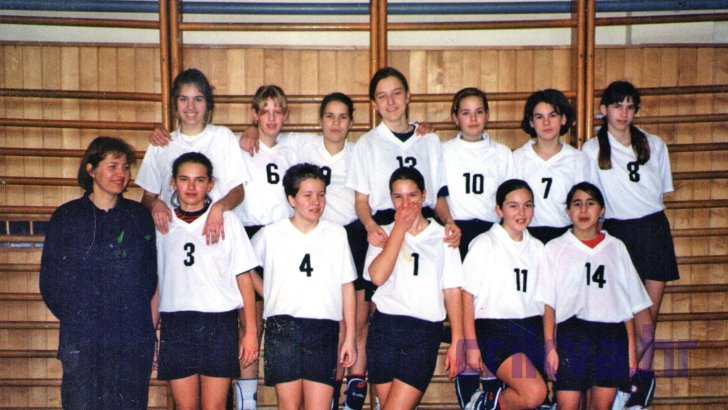 Odbojkaška sekcija OŠ „Vladimira Nazora” (1996.g.): Sara Štrljić, Željka Grozdanić, Martina Matejčić, Adelaida Begić, Rene Car, Anamaria Ahel, Julija Perhat (gore), Ksenija Kordić (trenerica), Anita Plišo, Tea Matejčić, Sara Domijan, Daniela Vojnović i Ana Marija Sikirić