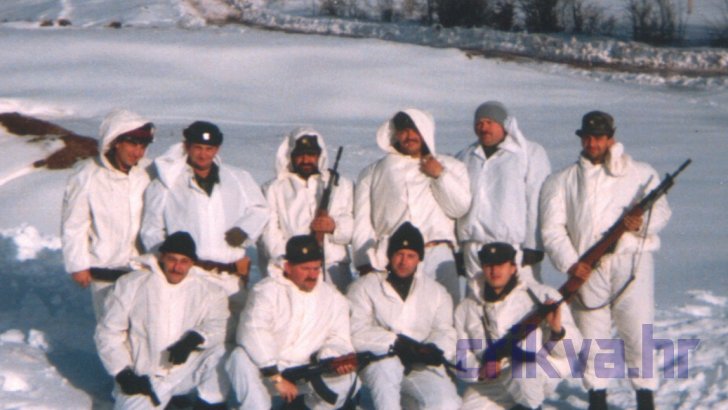 Baške Oštarije, siječanj 1992.: Rešad Mujkanović, Tomislav Šepac, Tomislav Kalanj, Eman Mrvoš, Nikola Tus, Robert Ropac (gore), Boris Gržac, Darko Tus, Radovan Dražić i Radovan Peričić