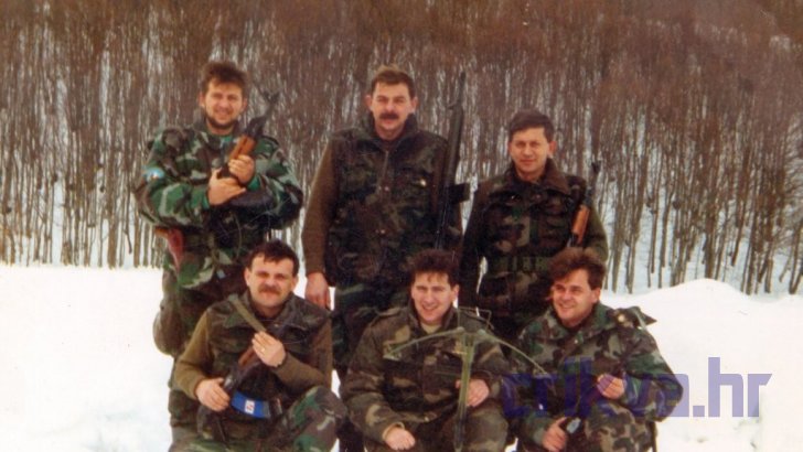 Brušani, siječanj 1992. ispred zakloništa: Zlatko Tomić, Slavko Križovan, Zlatan Domijan (gore), Boris Maričić, Branko Sudar i Marino Lakotić (dolje)