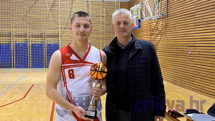 Kapetan "Crikvenice" Alen Mandžuka i povjerenik natjecanja Zoran Pjevalica