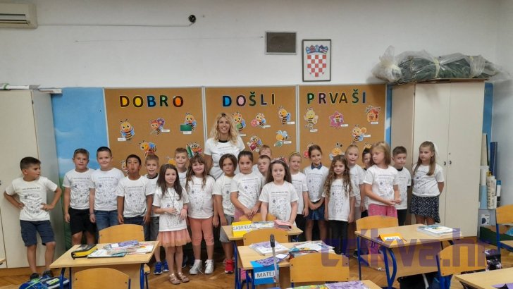 Učenici 1. a razreda u Crikvenici s učiteljicom Valneom Devčić