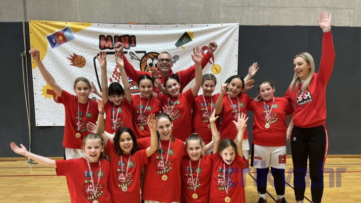 Košarkašice "Arxa" s trenerom Elvisom Vuletom i Mijom Blažević
