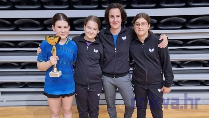 Sestre Ivčić , trenerica Tamara Ramić i Franka Smoljan.