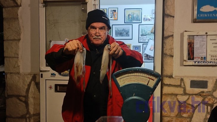 Predsjednik "Arbuna" Dušan Rebernik s najvećim lignjima