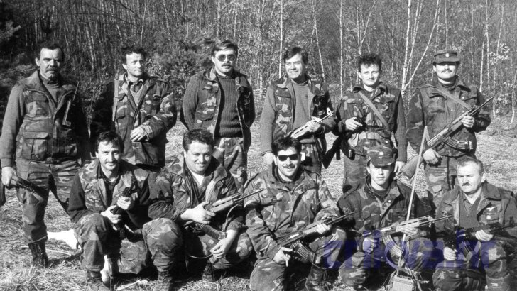 Rizvanuša, travanj 1992. (Vod MB 82 mm) - Ivica Crnić (zamjenik zapovjednika bojne), Franjo Filipović, Miljenko Knez, Mate Veljačić (zapovjednik bojne), Damir Jeličić i Bojan Kalafatić (gore), Davor Kalanj, Predrag Vergić, Čedomir Butorac, Željko Brozović i Drago Matić (zapovjednik voda)