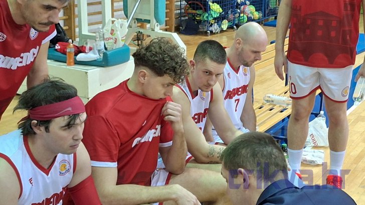 Evans i Cvitković slušaju upute trenera Radoša