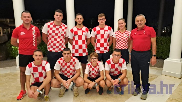 Reprezentacija Hrvatske: Tomislav Kolobarić ( izbornik U-23), Žarko Jerčinović, Filip Klarić, Lovro Šipek, Anđela Kadija - kineziterapeutkinja, Vjekoslav Matetić (direktor reprezentacija) (stoje), Manuel Peršić, Ivan Načinović, Tian Baričević i Adrian Šipek