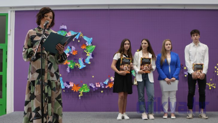 Ravnateljica Desiree Pečaver i uzorni učenici osmih razreda