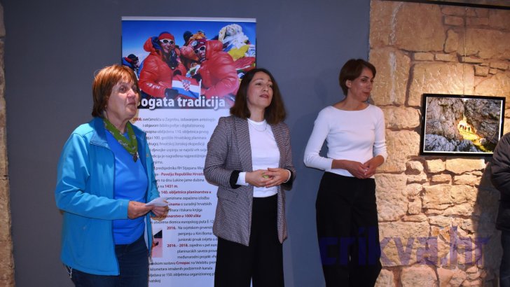 Izložbu su otvorile predsjednica Strileža Tanja Malovoz, ravnateljica Muzeja Silvija Huljina i kustosicaTea Rosić