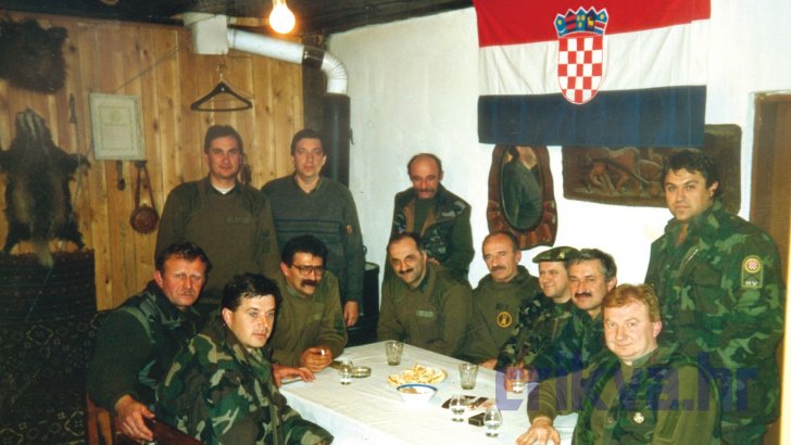 Baške Oštarije (IZM): Ivica Zoričić, Mladen Crnčić, Ivan Polić i Milivoj Vidmar (stoje), Dušan Citković, Branko Plukavec, Siniša Širić, Zvonko Vicić, Ivan Manestar, Anton Rački (zapovjednik OZ Rijeka), Marijan Katunar i Željko Marušić