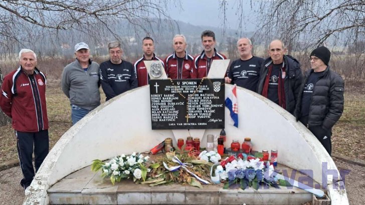 Na putu za Plitvice kuglači "Crikvenice" tradicionalno posjete spomen-obilježje poginulim hrvatskim braniteljima u Zalužnici