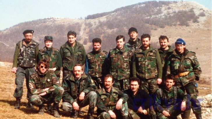  Baške Oštarije, travanj 1992. (vod PZO i dio IZM-a): Ivan Polić, Gordana Mavrinac, Dejan Car, Vitomir Jardas, Branko Plukavec, Predrag Jeličić, Ivica Geušić, Anđelko Ježić i Nenad Domijan (gore), Kristijan Car, Milorad Blažičević, Mikloš Konc, Leo Lončarić i Ivica Bačić (dolje)