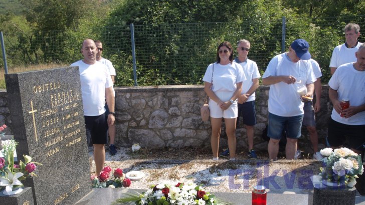 Počast Adamu na groblju u Jadranovu