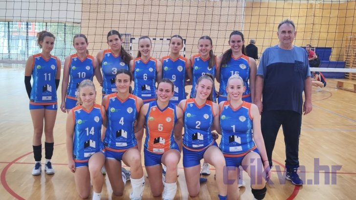 Odbojkašice "Crikvenice" s trenerom Dragom Mavrićem